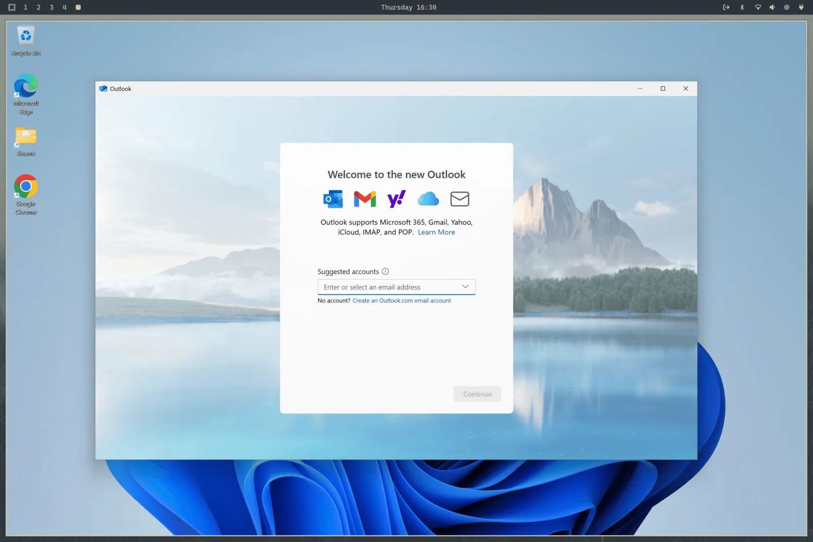 Windows 11 เปิด Outlook อยู่ใน Omarchy โดยเห็นแถบเดสก์ท็อป Omarchy ด้านบน